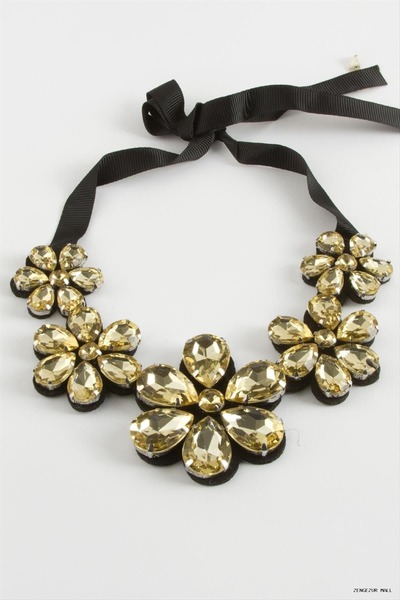 ZERO LAND Zngzrmll Daisy Stone Collar (60726) Necklace Yellow