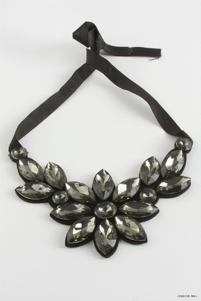 ZERO LAND Zngzrmll Flower Stone Collar (60645) Necklace Anthracite