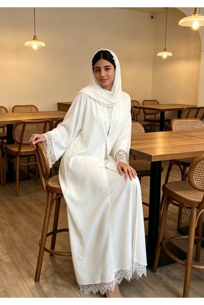 Noon Noora عباءة بيضاء من الشيفون والدانتيل مع وشاح للرأس وفتحة أمامية