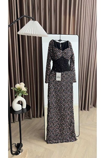 Nareen Fashion فستان سهرة فاخر بتصميم أنيق وجذاب، مزين بالكامل بتطريزات ولمعا...