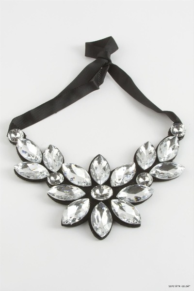 ZERO LAND Spt-Gld Flower Stone Collar Necklace (114745) Silver Color