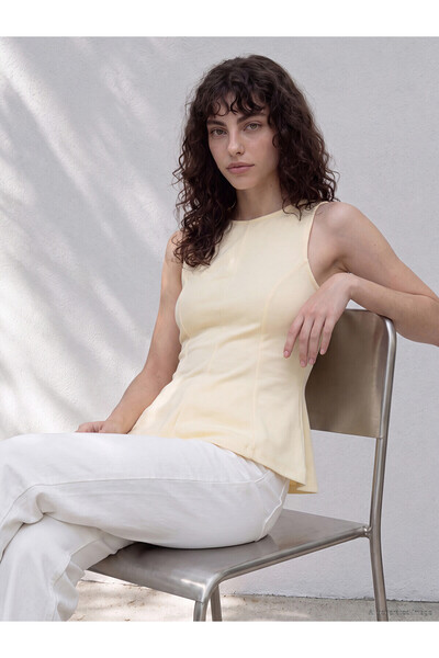 LC Waikiki Alita City Lcw Petite Yellow Interlock Plain Oval Neck Sleeveless ...