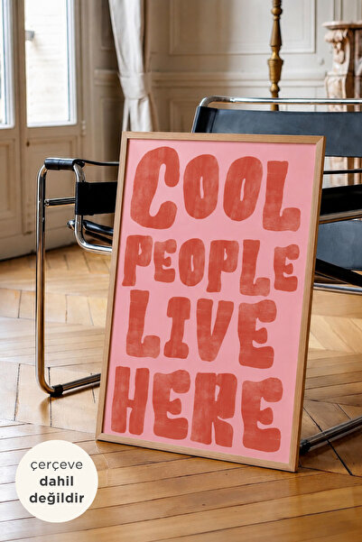 busana Cool People Live Here – Pembe Kırmızı Tipografik Eğlenceli Duvar Posteri