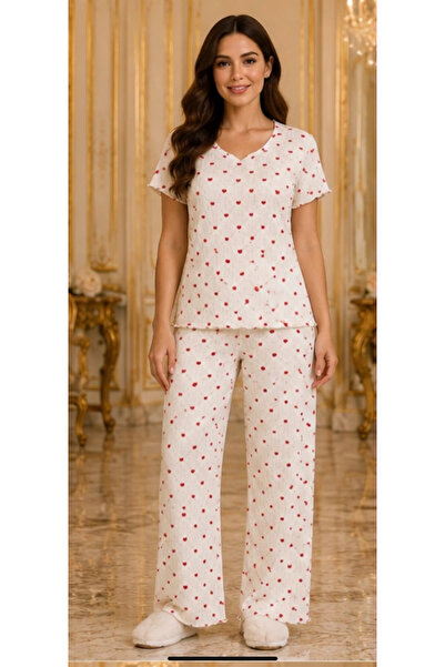 Generic Elegant women's pajama set with a sophisticated Italian-inspired design