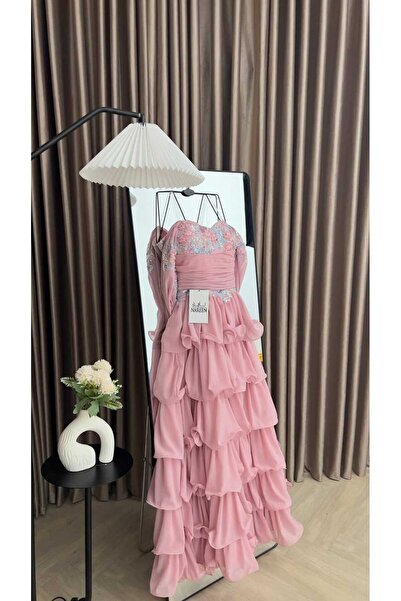Nareen Fashion فستان سهرة وردي أنيق بلون ناعم وجذاب، بتصميم أنثوي راقٍ وتفاصي...
