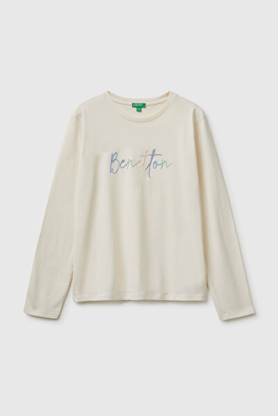 United Colors of Benetton فتاة ترتدي تيشيرت طويل الأكمام مطرز من الأمام باللو...