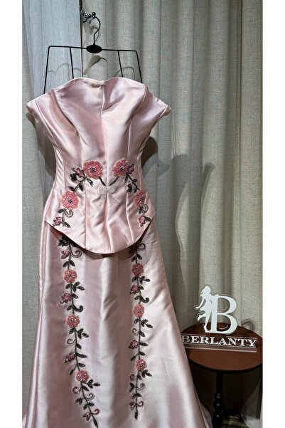 berlanty فستان سهرة طويل وردي ساتان بكورسيه وتطريز ورود ((((تأكد أن البائع برلنتي))))