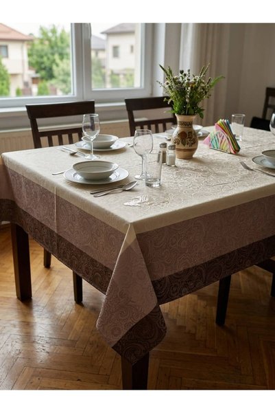 SBR Față de Masă Impermeabilă Jacquard Renkli Pano – Model Elegant Maro/Crem cu Bordură Paisley pentru Sufragerie și Bucătărie