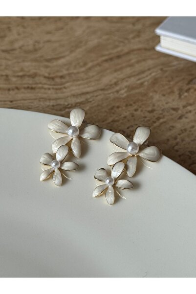 Ephyra Pearl Detailed Dangle Flower Earrings