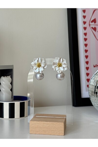 Ephyra Pearl Detailed Flower Earrings