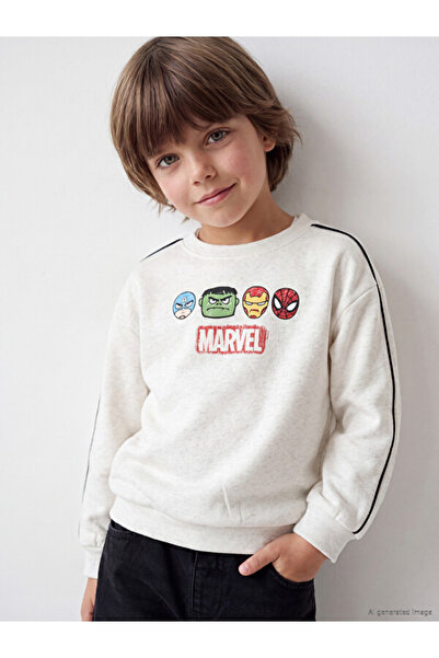 LC Waikiki Rmz Gi̇yi̇m Farkiyla Avengers Printed Boys' Sweatshirt