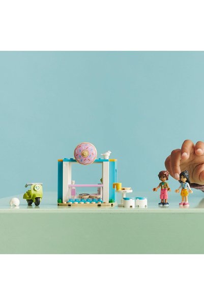 LEGO مجموعة لعب متجر دونات فريندز 41723، لعبة مخبز للأولاد والبنات من عمر 4 سنوات فأكثر، تتضمن دمى ليان وليو الصغيرة وسكوتر لعبة، فكرة هدية صغيرة