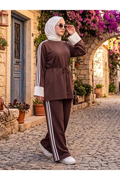 estilowear Women's Hijab Tracksuit Set with Stripe Detail, Sports Tunic and P...