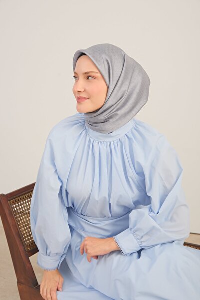 Silk Home Sjajni šal Monogram svetlo sive boje