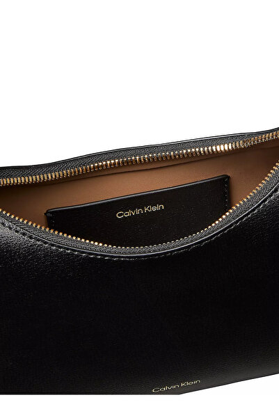 Calvin Klein Kadın Ayarlanabilir Yazılı Deri Fermuar Kapama Siyah Çanta