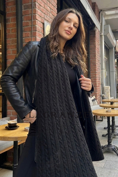 LAGRANZE Unisex Scarf with Twisted Knit Detail