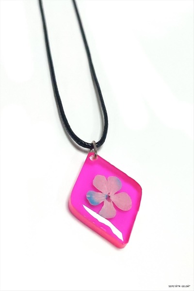 ZERO LAND Spt-Gld Snowball Flower Baklava Slice Epoxy (03408) Necklace Pink