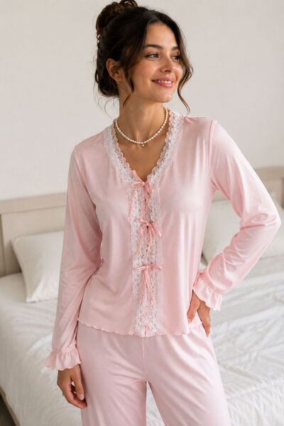 BELLA NOTTE Toz Pembe Dantel ve Fiyonk Detaylı V Yaka Fırfırlı Uzun Kollu Kadın Pijama Takımı