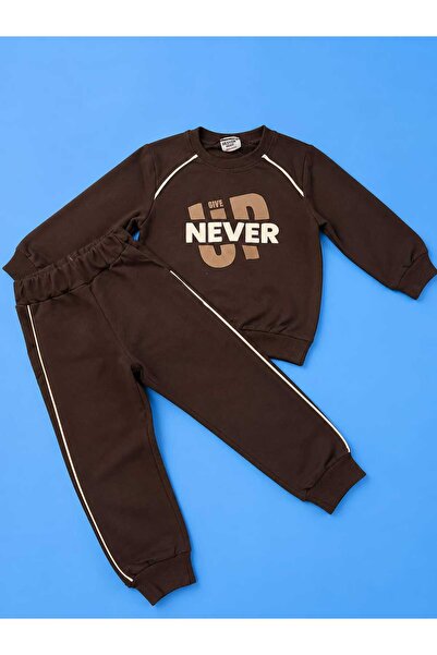 Messinho Compleu băieți 2 piese maro,bluză și pantaloni Never Give UP
