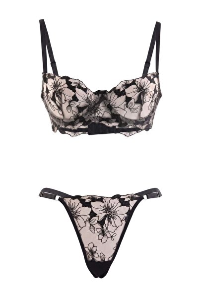 Trendyol Collection طقم ملابس داخلية بدون كابس مزين بالزهور باللون الأسود THM...