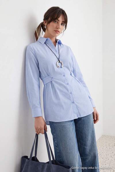 Trendyol Modest Blau gestreiftes, elastisches Baumwollhemd mit elastischem Rü...