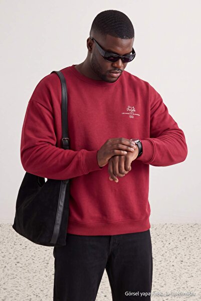 Trendyol Kollektion Übergroßes, weinrotes, bedrucktes Sweatshirt in Übergröße...