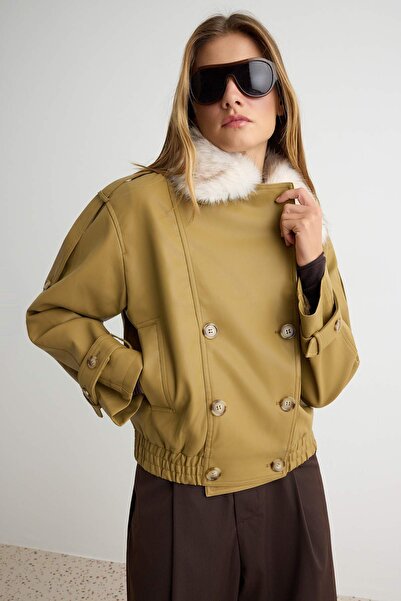 Trendyol Kollektion Hellkhakifarbener Oversize-Mantel aus Kunstleder mit Kuns...