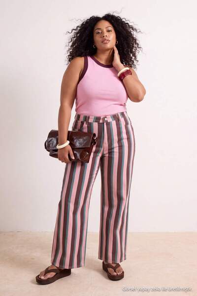 Trendyol Curve Mehrfarbig gestreifte High-Waist-Jeans mit weitem Bein TBBSS26...