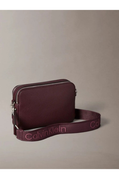 Calvin Klein Kadın Marka Logolu Günlük Kullanıma Uygun Kırmızı Omuz Çantası
