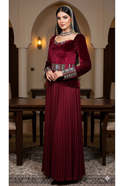 Safa Haute Couture جلابية من المخمل الأحمر ممزوجة بقماش السدو، فستان يجسد تار...