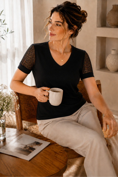 Belinay Kolları Dantelli V Yaka Kadın T-shirt