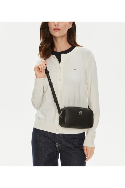 Tommy Hilfiger Kadın TH Emblem Kamera Çantası