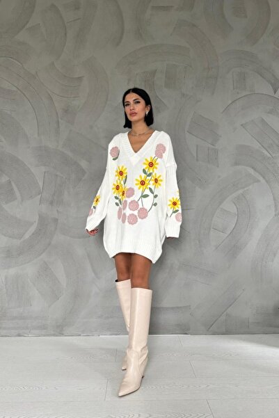 LUMU    White Floral Embroidered Sweater