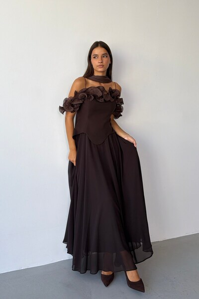 Serica Moda Καφέ βραδινό φόρεμα με λεπτές τιράντες και πλισέ λεπτομέρεια στο ...