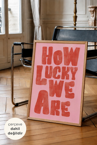 How Lucky We Are – Pembe Kırmızı Motivasyon Tipografik Dekoratif Poster.png
