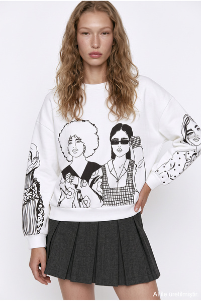 Quzu Portrait Printed Crew Neck Sweatshirt Ecru