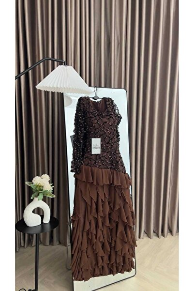 Nareen Fashion فستان بني أنيق بتصميم راقٍ وأنثوي، يجمع بين الفخامة والنعومة