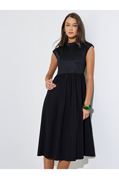 Styli Black Solid Sleeveless Pleated A-Line Midi Dress