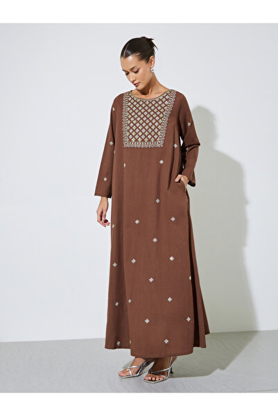 Amirah By Styli جلابية طويلة بنية اللون بأكمام طويلة ومطرزة