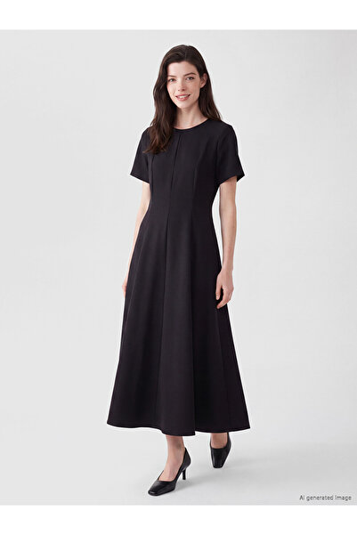 LC Waikiki Femeie în rochie neagră