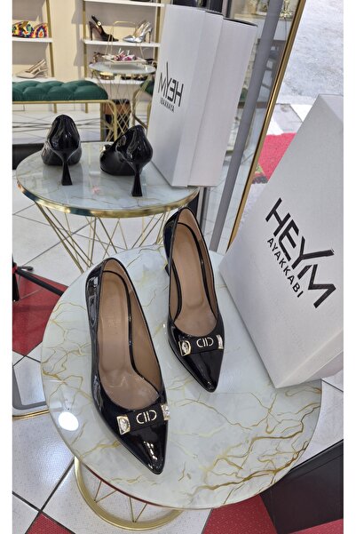 Siyah Rugan Metal Tokalı ve Taş Detaylı Sivri Burun Şık Gece ve Davet Stiletto Topuklu Ayakkabı