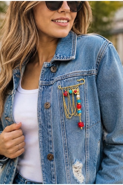 Retrovy Store Vintage Tarzı Kırmızı ve Mavi Taşlı Sallantılı Altın Renk Broş