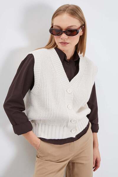 Fulla Moda Buttoned V-Neck Knitwear Vest