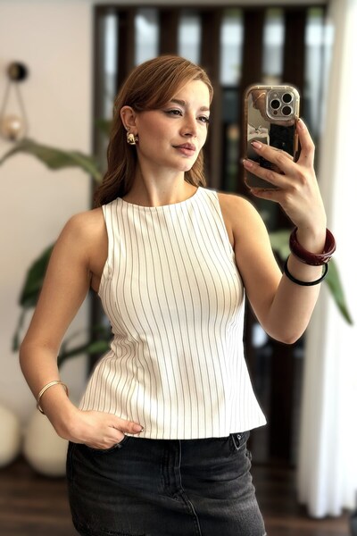 Raneel Kazançlı Alışveriş Women's Crew Neck Zero Sleeve Bell Model Blouse White