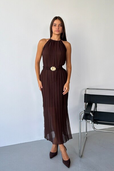 Serica Moda Rochie midi maro cu decolteu halter, plisată, cu detaliu la talie...