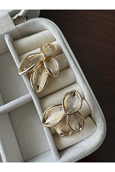 ringbox أقراط مزينة بأوراق ذهبية