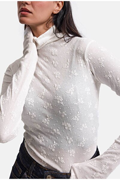 it's basic Women's Off-White W6-101 Slim High-Neck Special Embroidered Fabric...