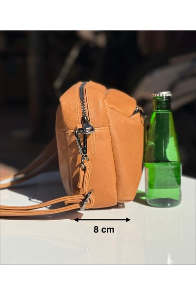 Mocikon حقيبة كتف نسائية من الجلد الطبيعي، صغيرة الحجم، مع جيب أمامي وجيب داخلي ومقصورات داخلية.