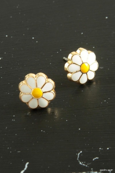 ZERO LAND Spt-Gld Daisy Enamel Tiny (11428) Earrings White