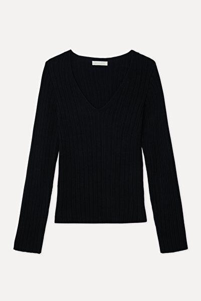 Mudo Women's Black Fitted V-Neck Sweater